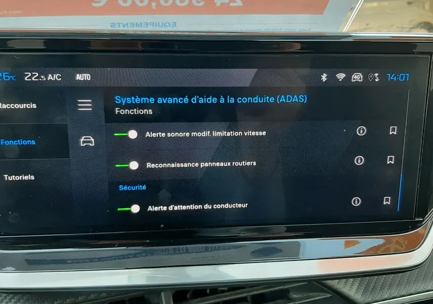 Écran tactile central du Peugeot 2008 Hybrid 145 Allure 2025 montrant les réglages du système avancé d’aide à la conduite.