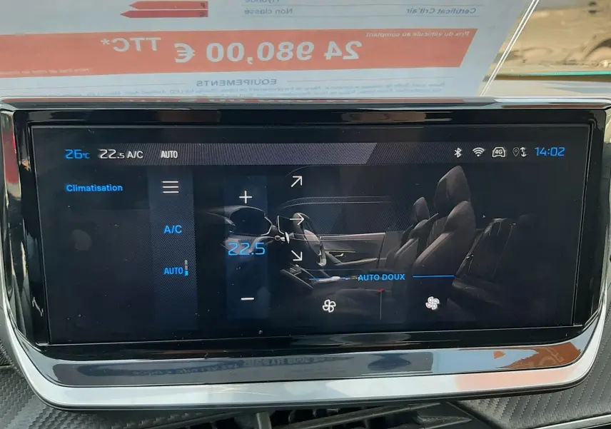 Écran tactile central du Peugeot 2008 Hybrid 145 Allure 2025 montrant la climatisation à 22,5°C avec réglages d'air doux.