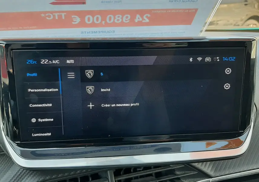 Écran tactile central du tableau de bord du Peugeot 2008 Hybrid 145 Allure, affichant les options de profil utilisateur.