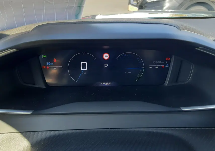Vue rapprochée du tableau de bord numérique du Peugeot 2008 Hybrid 145 Allure, affichage moderne et clair.