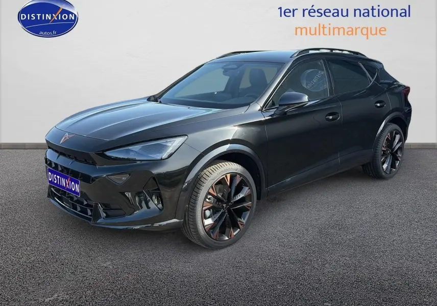 Vue 3/4 avant droite d'un CUPRA Formentor noir avec jantes noires et détails cuivrés, sur fond neutre extérieur.