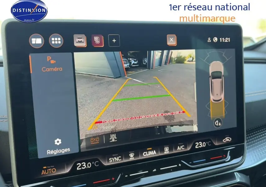 Écran tactile intérieur montrant la caméra de recul et l'aide au stationnement du CUPRA Formentor noir.