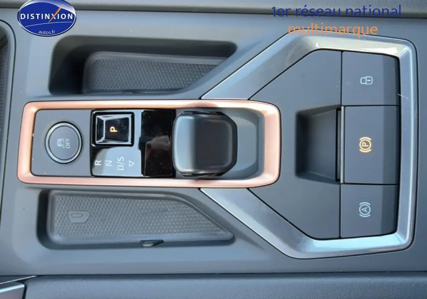 Vue rapprochée de la console centrale noire du CUPRA Formentor 2.0 TDI 150 DSG7 avec levier de vitesses électronique.