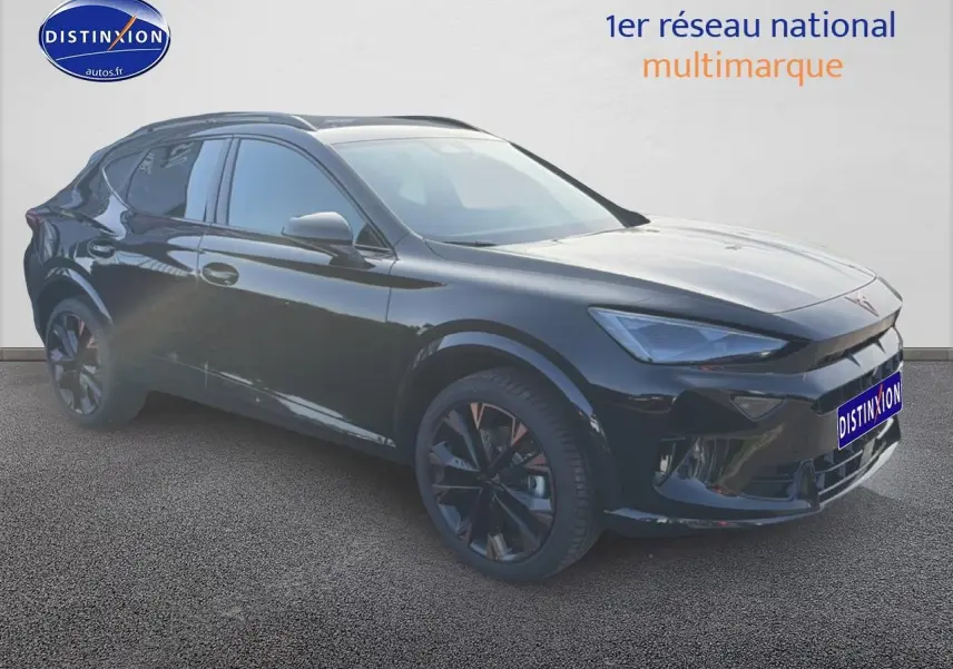 Vue 3/4 avant droite d'un CUPRA Formentor noir brillant avec jantes noires et détails cuivrés, sur fond neutre.