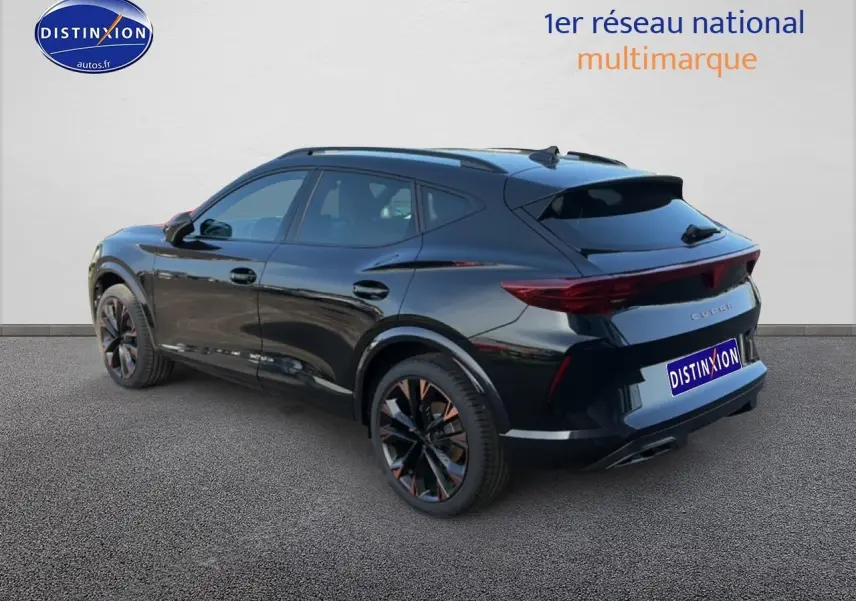 Vue 3/4 arrière droite du CUPRA Formentor noir 2026 avec jantes noires et détails cuivrés, feux arrière LED allumés.