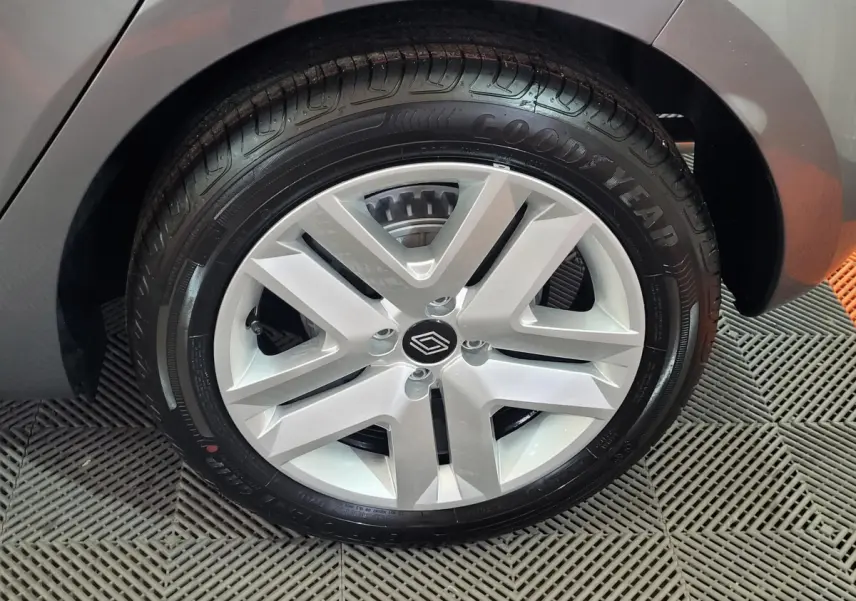 Gros plan sur la roue arrière droite d'une Renault Clio gris foncé, avec jante argentée et pneu Goodyear visible.
