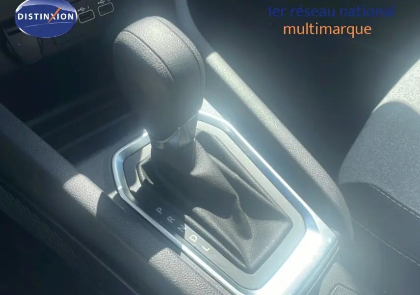 Le levier de vitesses automatique noir de la Renault Clio V essence 2025, vue rapprochée de la console centrale.