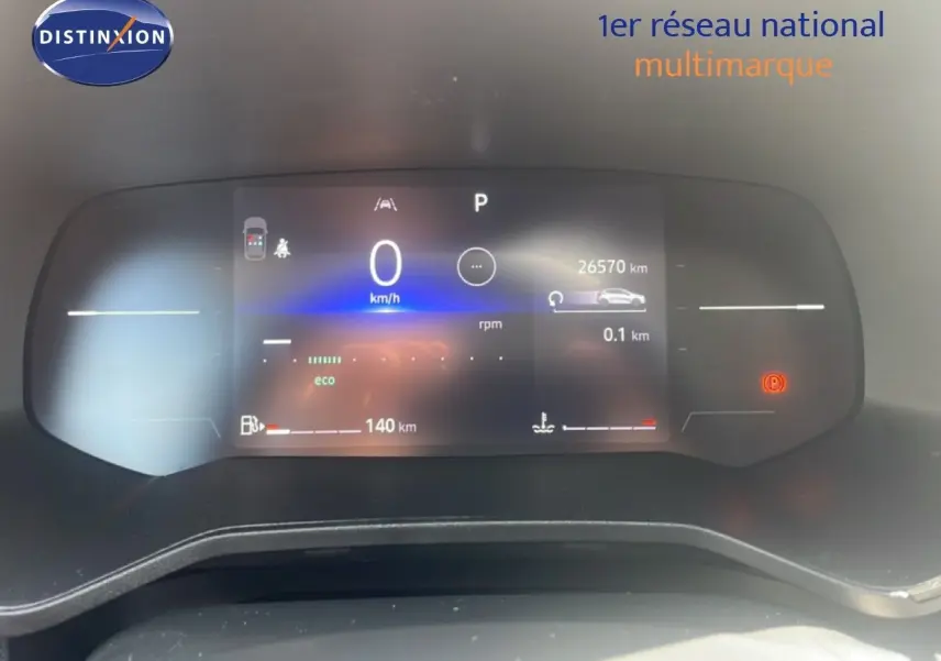 Tableau de bord numérique de Renault Clio blanc 2025, affichant vitesse à 0 km/h et compteur kilométrique.