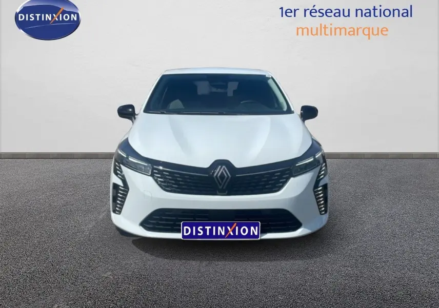 Vue frontale d'une Renault Clio blanche 2025 avec calandre noire et phares LED distinctifs.
