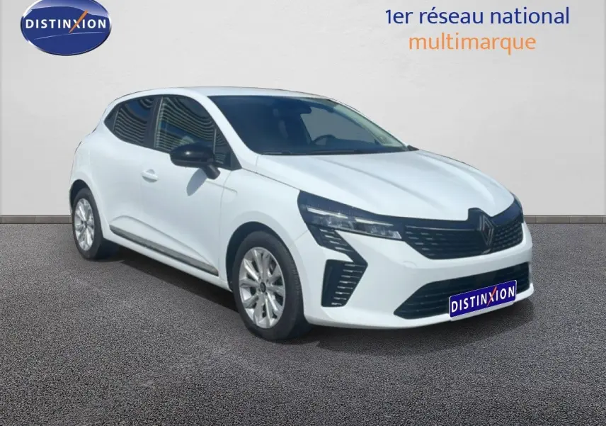 Renault Clio blanche vue 3/4 avant droit, avec calandre noire et jantes alliage argentées.