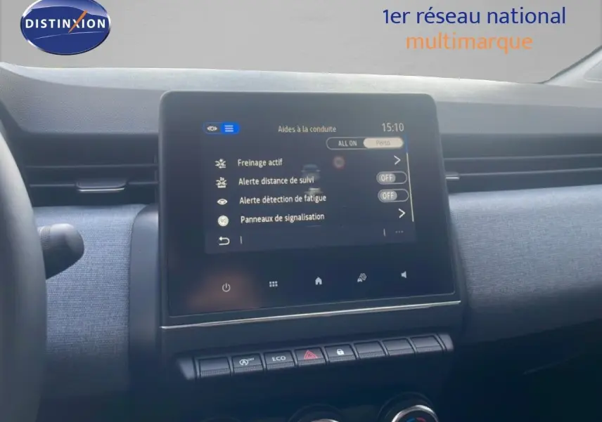 Vue intérieure centrée sur l'écran tactile du tableau de bord de la Renault Clio 2025, avec commandes d'aides à la conduite visibles.