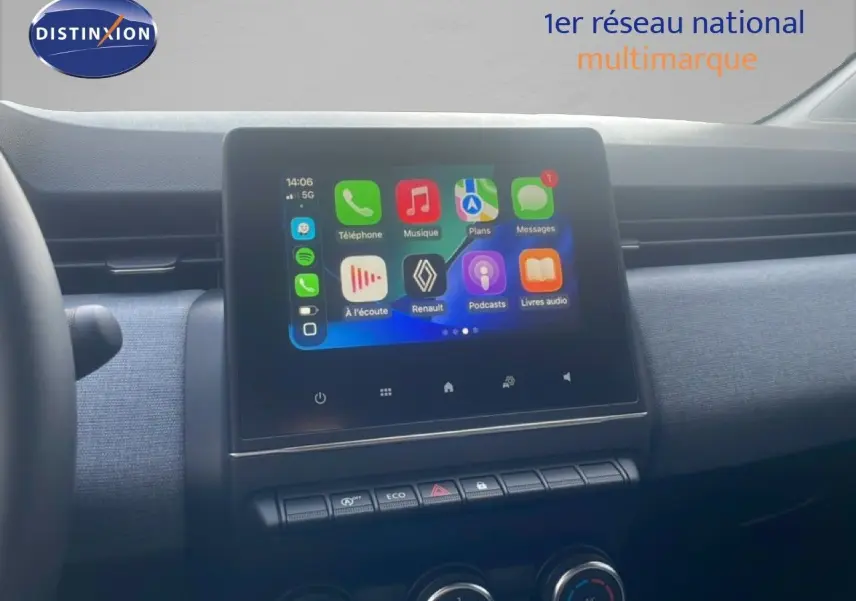 Écran tactile central de la Renault Clio 2025, vue intérieure frontale avec interface Apple CarPlay affichée.