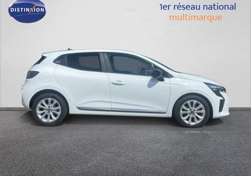 Profil droit d'une Renault Clio blanche 2025 avec jantes alliage et feux avant LED visibles.
