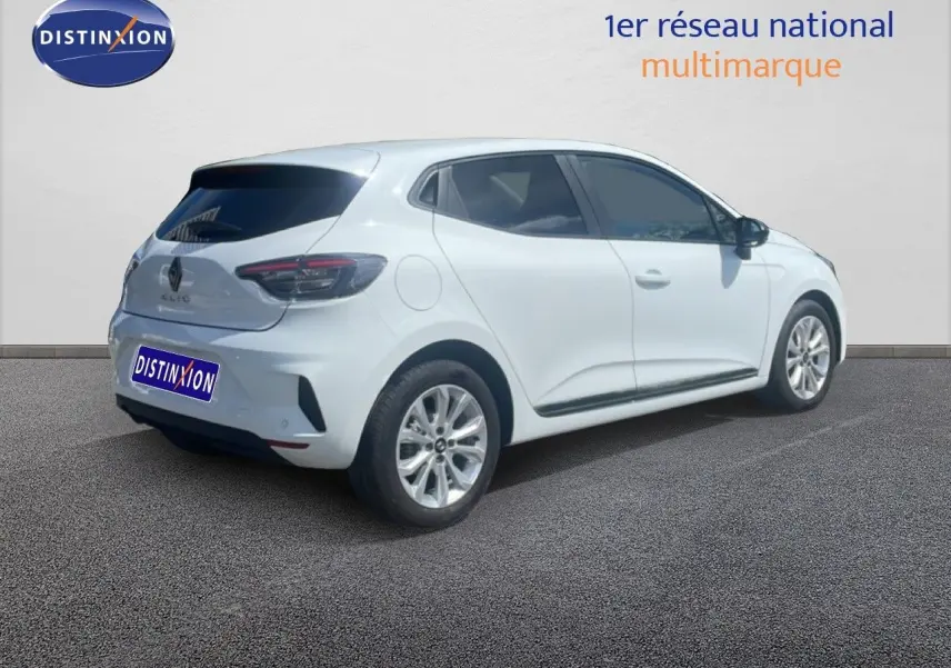 Renault Clio blanche vue 3/4 arrière côté gauche, avec jantes alliage et vitres teintées.