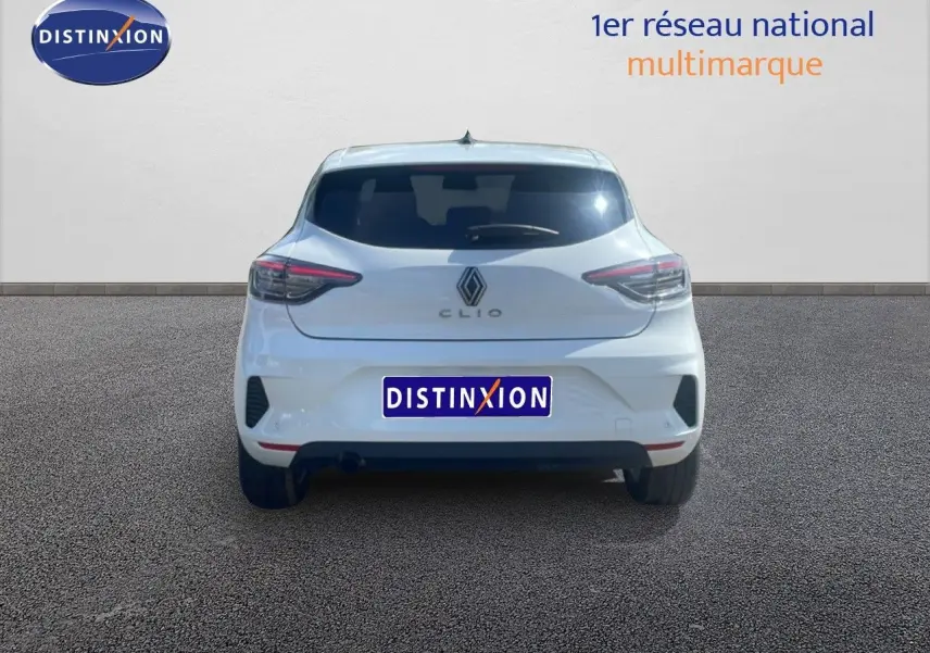 Vue arrière d'une Renault Clio blanche 2025 avec feux LED et logo distinctif sur fond neutre.