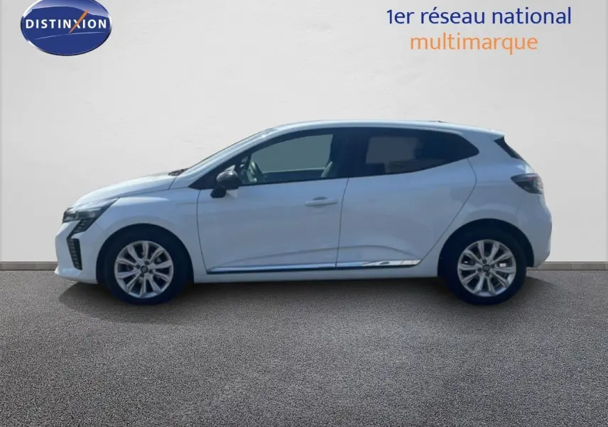 Profil droit d'une Renault Clio blanche 2025, version essence avec jantes alliage et vitres teintées.