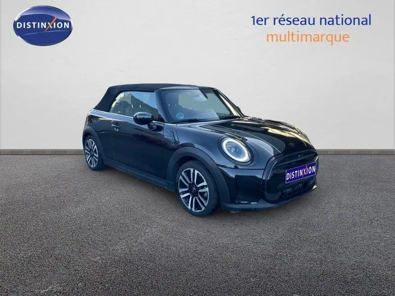 MINI Cabriolet Cooper 2023 en Midnight Black II, vue 3/4 avant avec capote souple fermée et jantes alu distinctives.