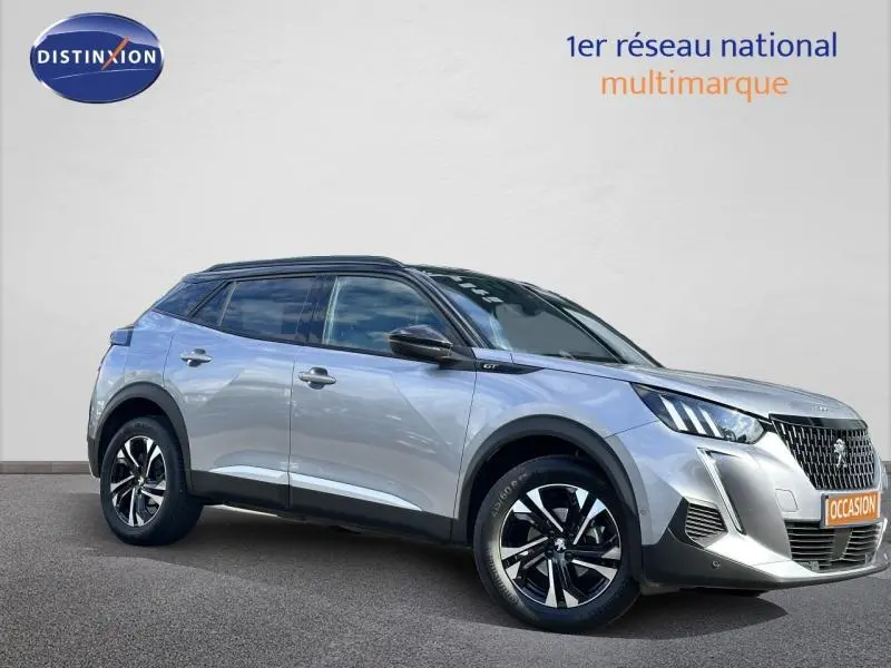 Peugeot 2008 gris Artense vue 3/4 avant droit avec jantes alu et toit noir contrasté.