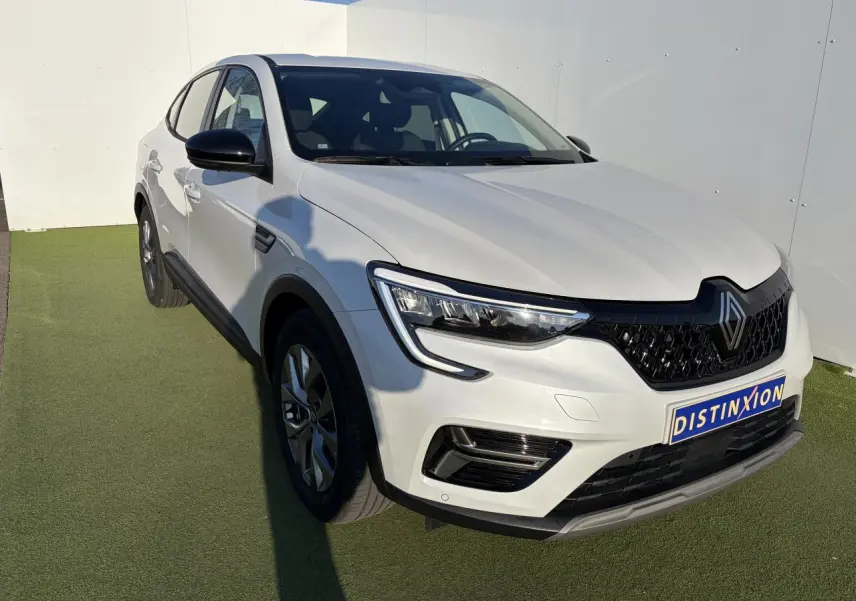 Renault Arkana blanc glacier en 3/4 avant droit, avec calandre noire et jantes alliage grises 17 pouces.