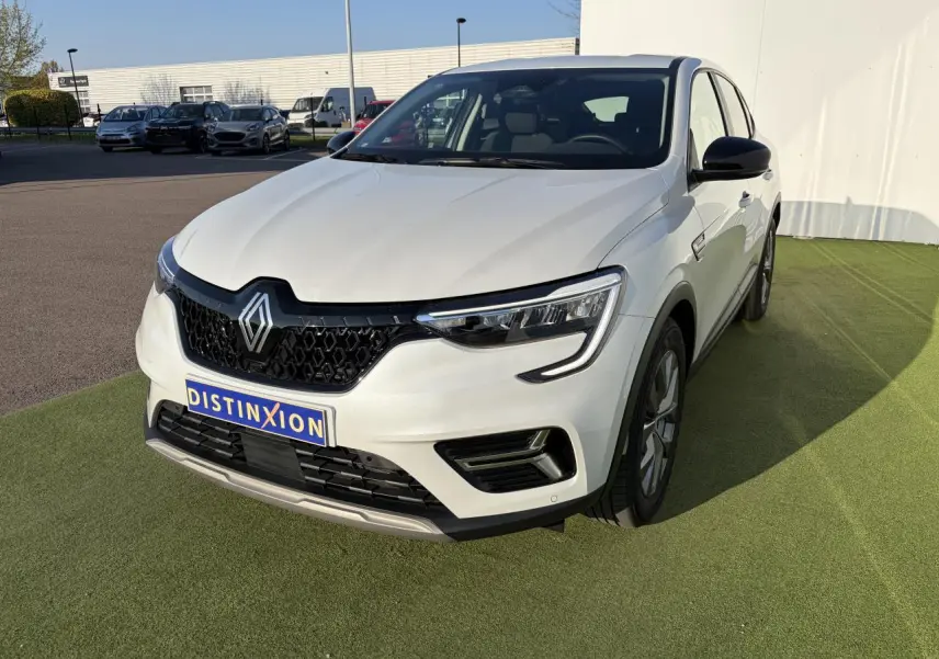 Renault Arkana blanc glacier en 3/4 avant droit avec calandre noire et jantes alliage grises 17 pouces.