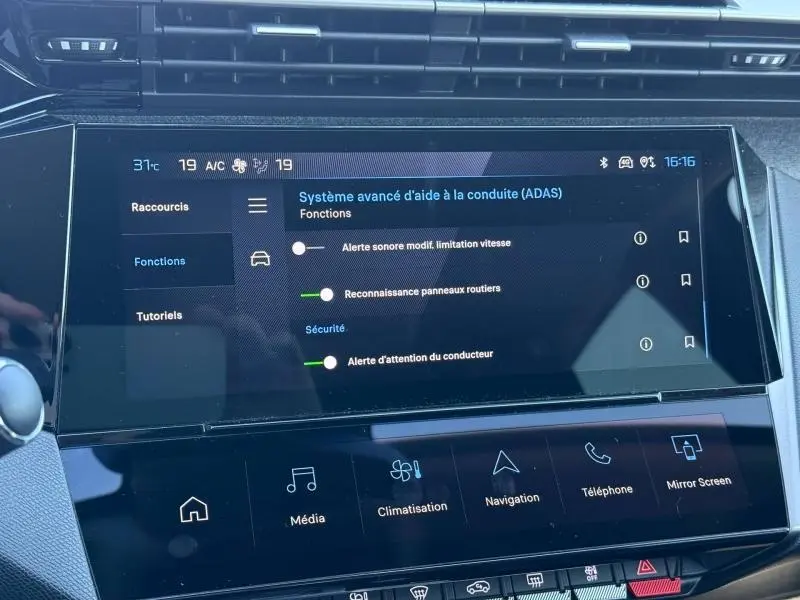 Écran tactile intérieur du Peugeot 308 gris 2025 montrant les fonctions avancées d’aide à la conduite (ADAS).