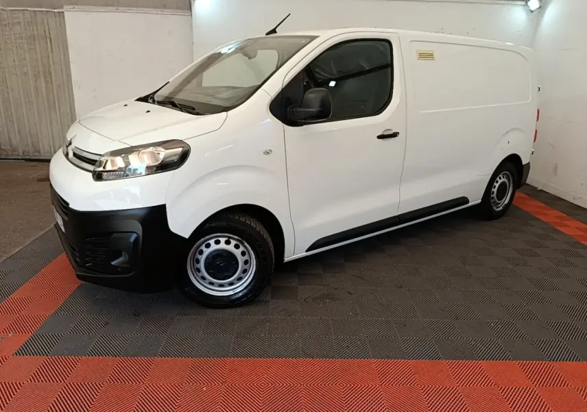 Vue 3/4 avant gauche d’un utilitaire Citroën Jumpy blanc avec pare-chocs noir et jantes acier en intérieur.
