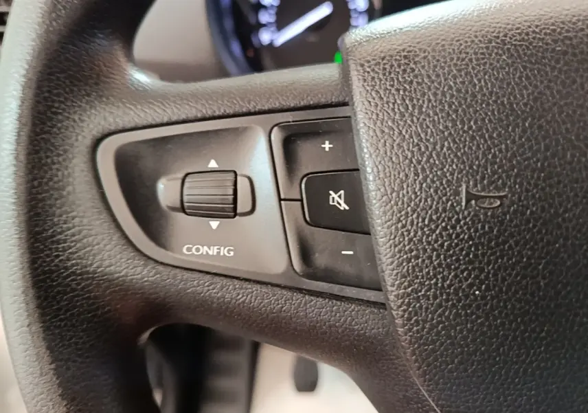 Gros plan sur les commandes gauche du volant noir du Citroën Jumpy XS BlueHDi 120, boutons de réglage et silence.