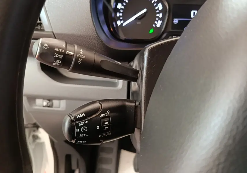 Vue rapprochée du volant et des commandes de régulateur de vitesse du Citroën Jumpy blanc, version 2021.
