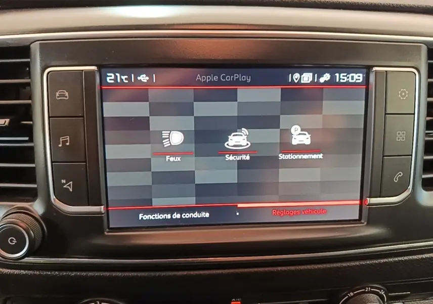 Écran tactile central du tableau de bord du Citroën Jumpy XS blanc, affichant les réglages de conduite.
