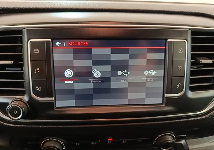 Écran tactile central du tableau de bord du Citroën Jumpy XS blanc, affichant les options de sources audio.