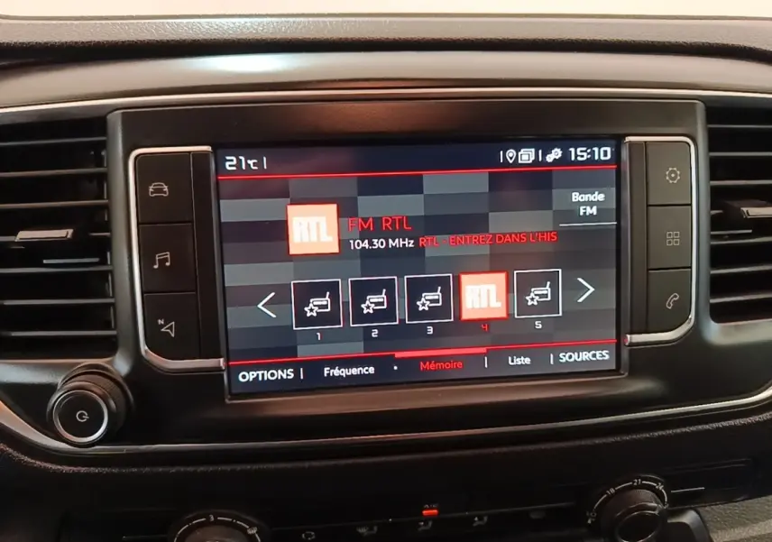 Écran tactile central du tableau de bord du Citroën Jumpy blanc, affichant la radio FM RTL à 15h10.