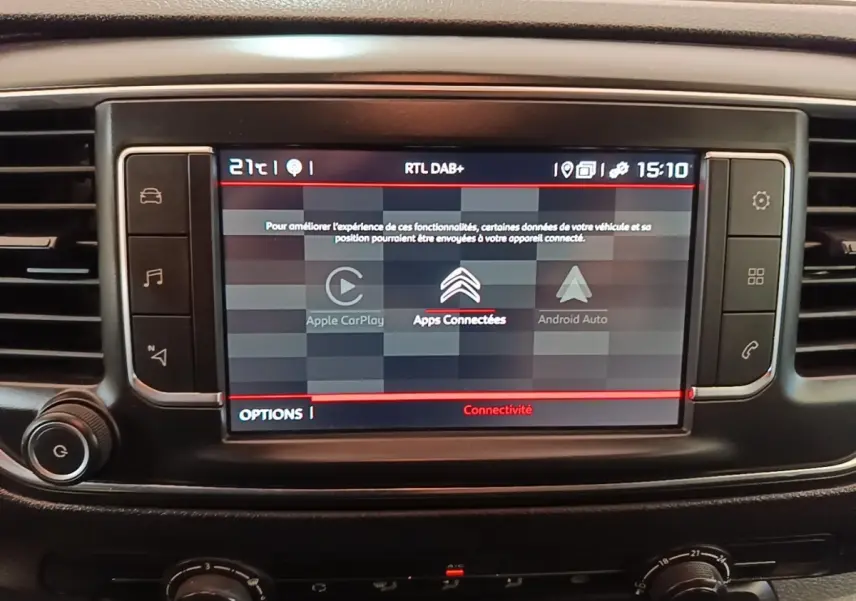 Écran tactile central du tableau de bord du Citroën Jumpy blanc, affichant les options Apple CarPlay et Android Auto.