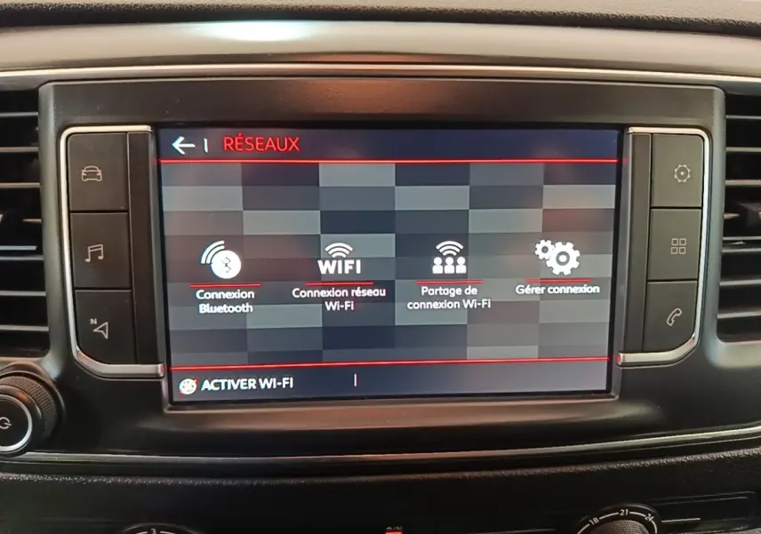 Écran tactile central du tableau de bord du Citroën Jumpy XS blanc, affichant les options de connexion Wi-Fi et Bluetooth.