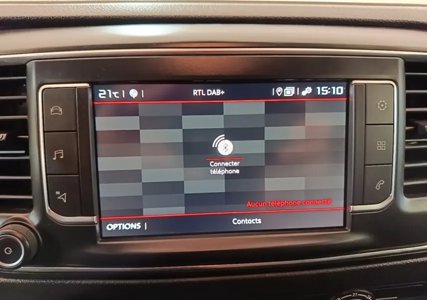 Écran tactile central du tableau de bord du Citroën Jumpy blanc, affichant la connexion téléphone Bluetooth.