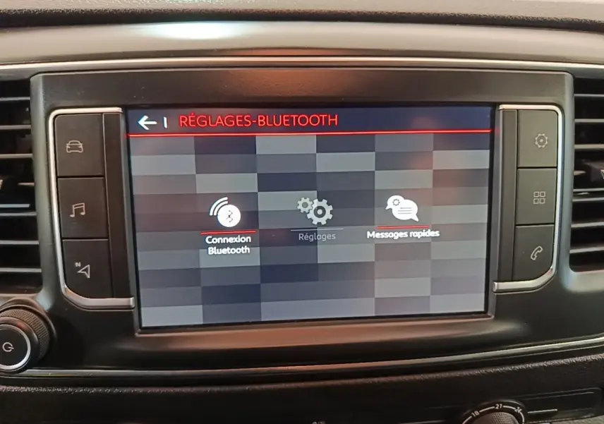 Écran tactile central du Citroën Jumpy blanc affichant le menu réglages Bluetooth en intérieur.