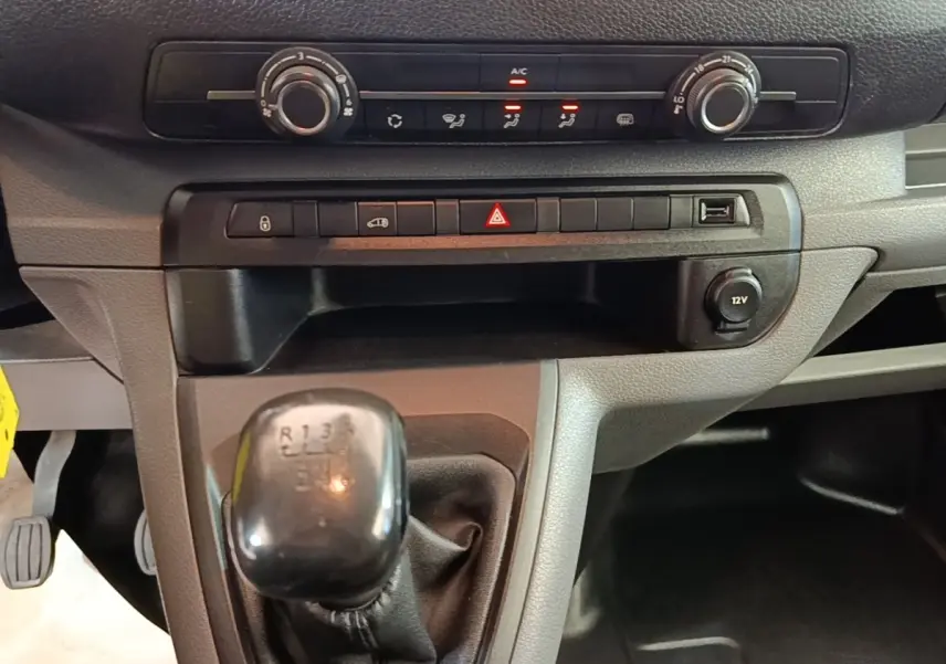 Vue rapprochée de la console centrale du Citroën Jumpy XS BlueHDi 120 2021 avec levier de vitesse manuel et commandes climatisation.