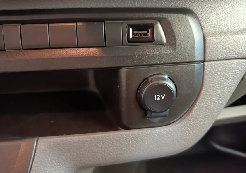 Gros plan sur la prise 12V et port USB du tableau de bord noir du Citroën Jumpy XS 2021.