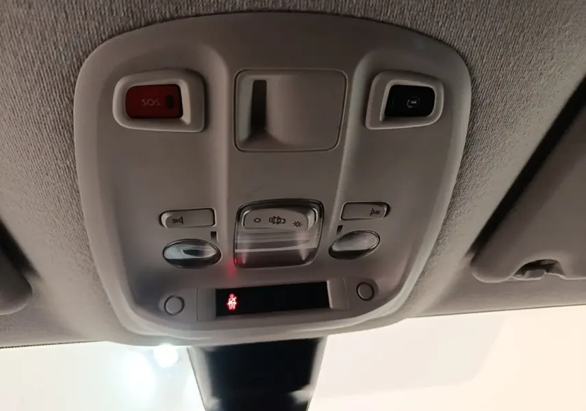 Plafonnier intérieur gris clair du Citroën Jumpy XS BlueHDi 120 avec boutons SOS et éclairage, vue du conducteur.