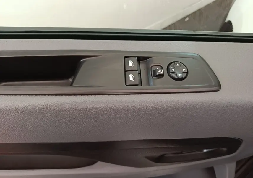 Détail de la commande des rétroviseurs électriques sur la porte intérieure grise du Citroën Jumpy blanc.