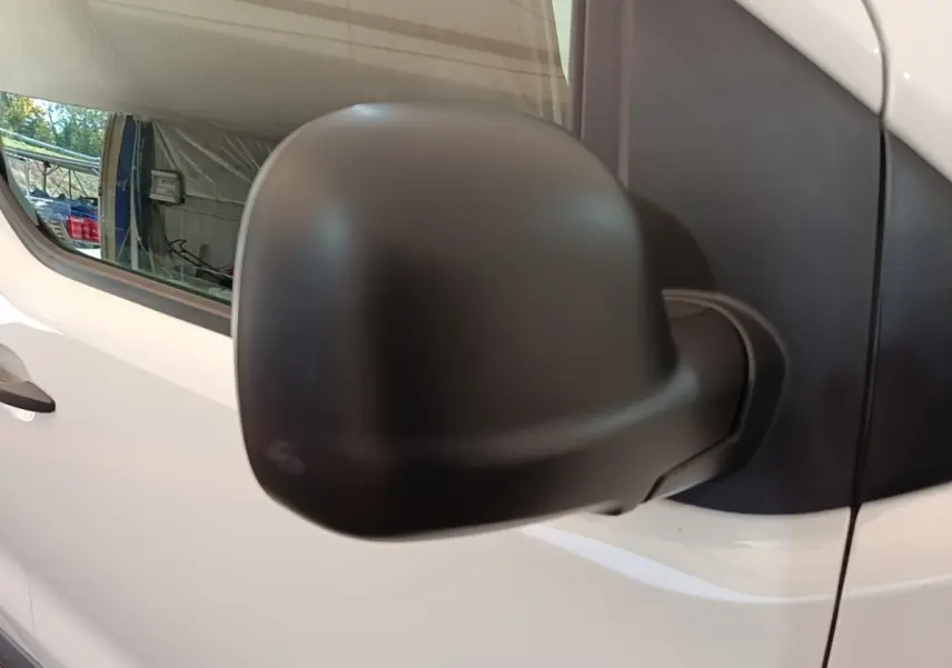 Gros plan sur le rétroviseur noir côté conducteur d’un Citroën Jumpy XS BlueHDi 120 blanc, vue latérale gauche.