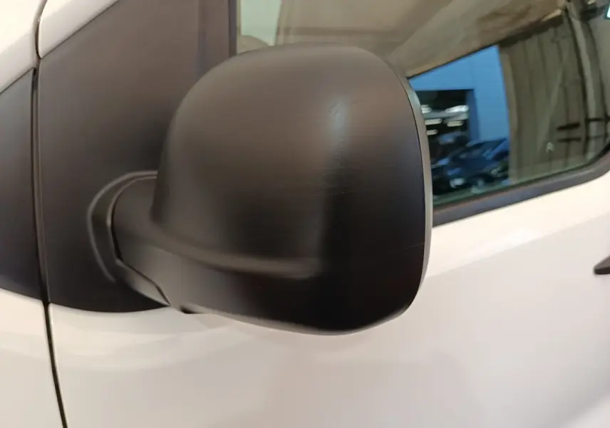 Gros plan sur le rétroviseur noir côté droit du Citroën Jumpy XS BlueHDi 120 blanc, vue latérale.
