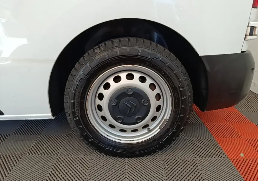 Gros plan sur la roue arrière droite acier avec logo Citroën d’un utilitaire blanc Citroën Jumpy XS.