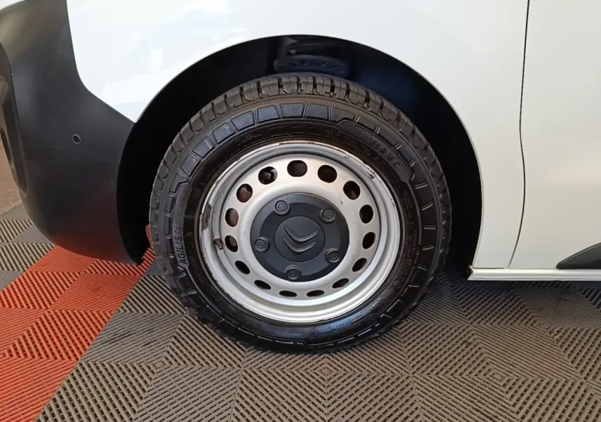 Gros plan sur la roue avant droite en jante acier du Citroën Jumpy blanc, avec logo Citroën au centre.