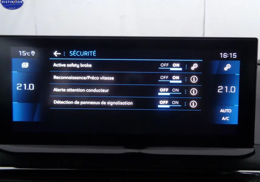 Écran tactile intérieur du Peugeot 3008 gris Artense, affichant les réglages de sécurité et la climatisation à 21°C.