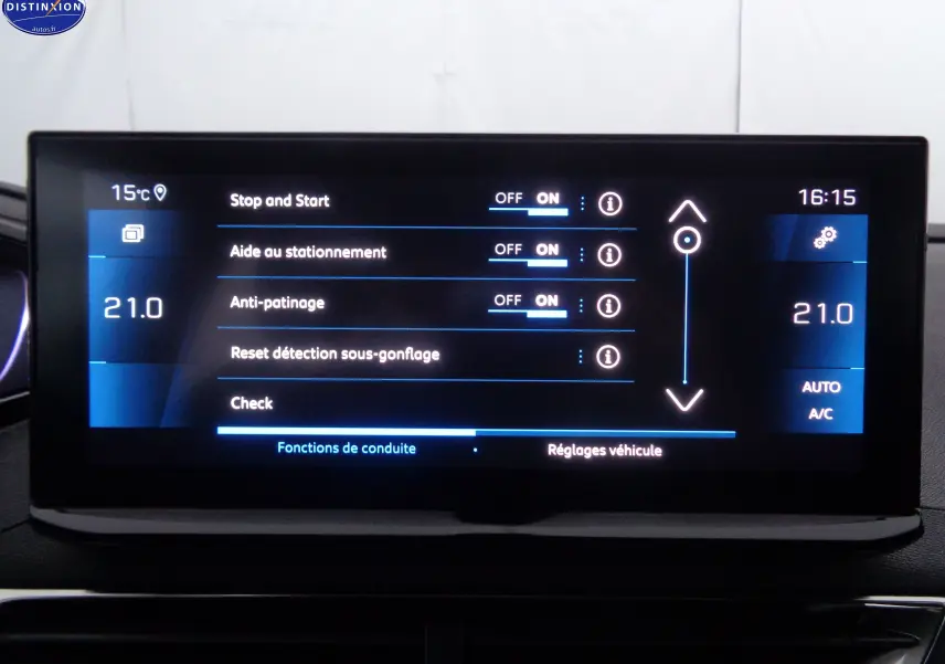 Écran tactile central du Peugeot 3008 gris Artense 2023 affichant les réglages d'aide à la conduite et climatisation à 21°C.