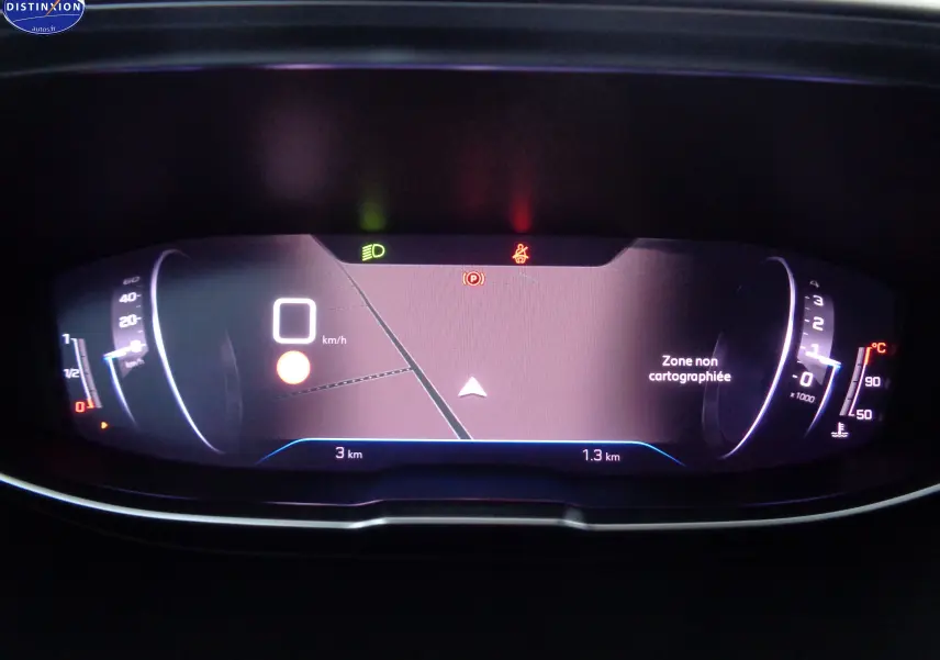 Tableau de bord numérique du Peugeot 3008 2023 affichant la vitesse à 0 km/h et une zone non cartographiée sur la navigation.