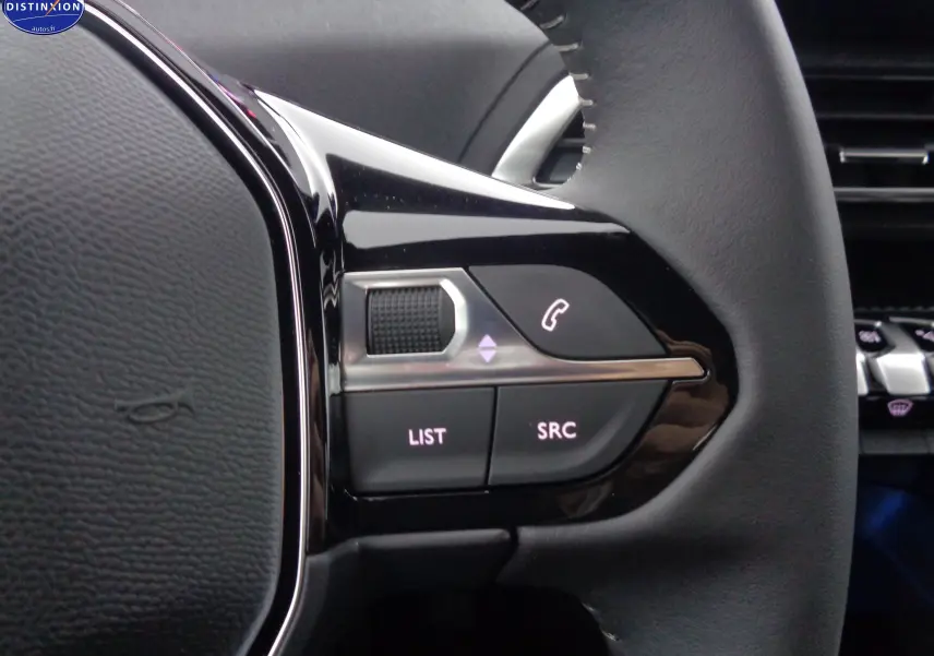 Gros plan sur les commandes gauche du volant en cuir noir du Peugeot 3008 gris Artense, avec boutons LIST et SRC.