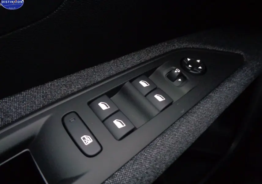 Commande des vitres électriques et réglage des rétroviseurs sur la porte côté conducteur du Peugeot 3008 gris Artense 2023.