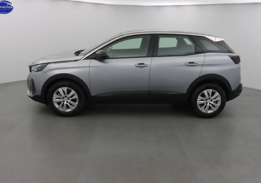 Peugeot 3008 gris Artense métal vu de profil côté gauche dans un studio lumineux et épuré.