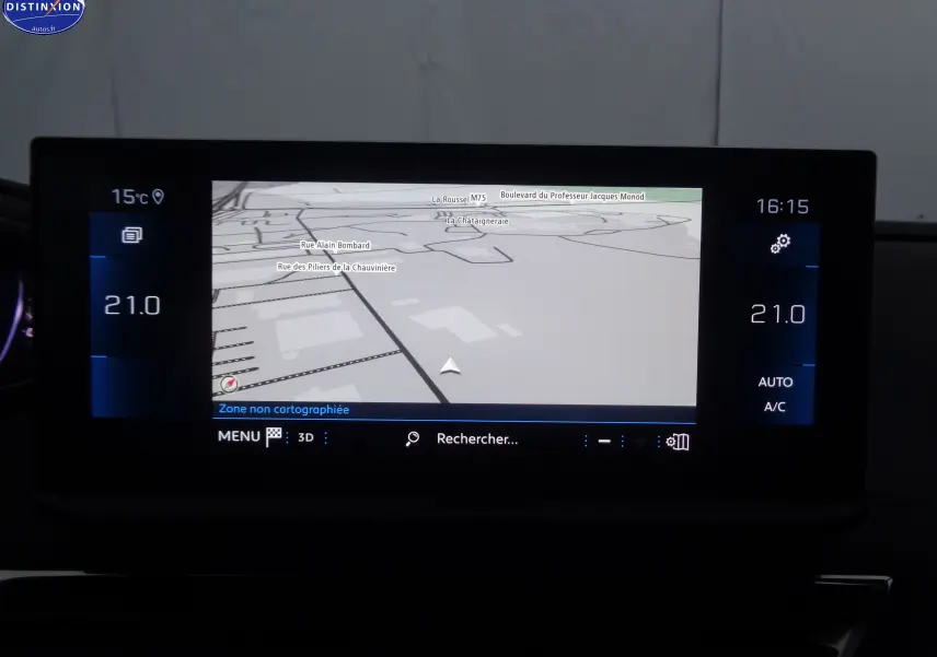Écran central du Peugeot 3008 2023 affichant la navigation GPS et la climatisation réglée à 21°C.